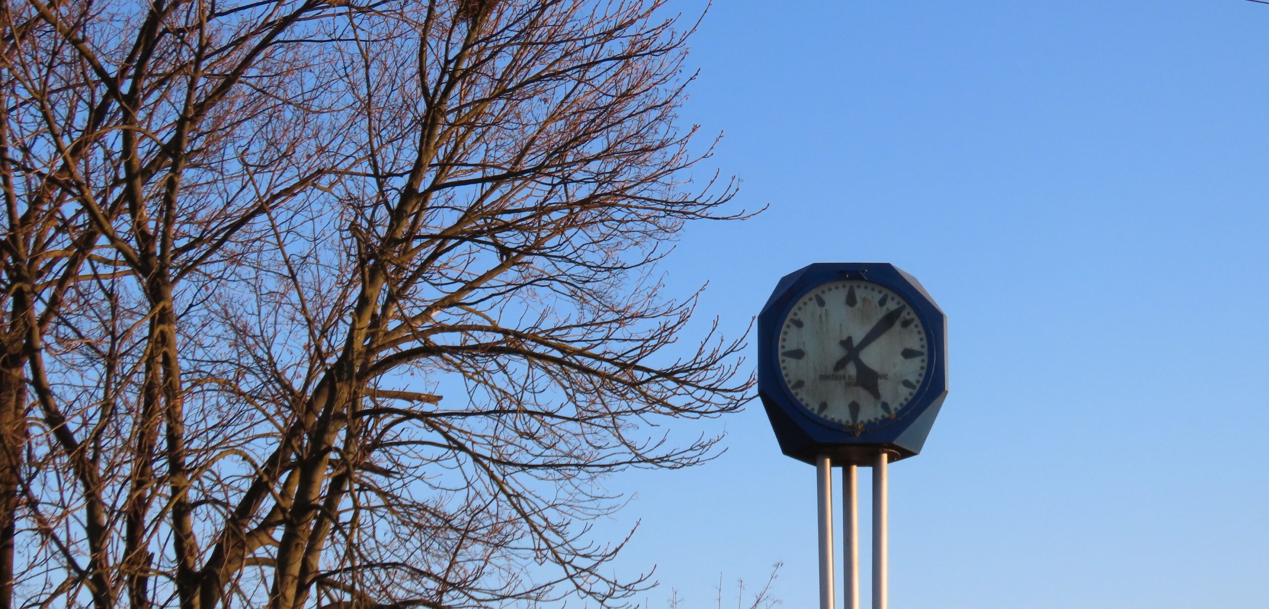 Javni sat kod Savskog mosta. Snimio: Vanja