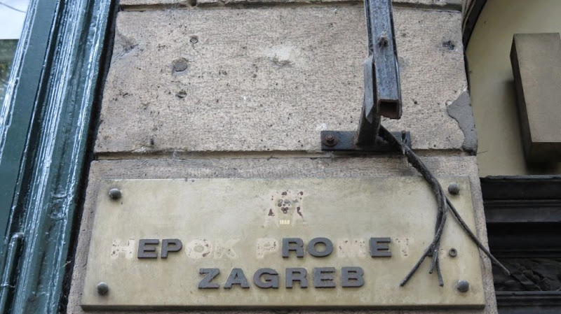 R se uvijek čvrsto drži