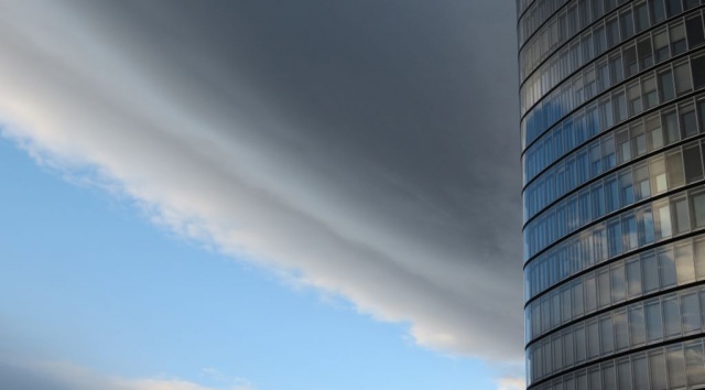 Beton, metal, staklo, nebo