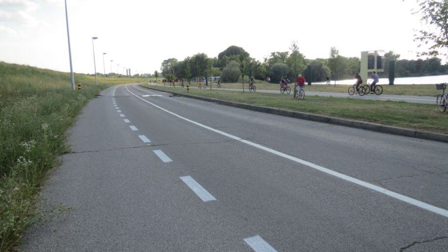 Kako se parkiraju bicikli u Prečkom