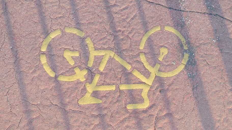 Izbrazdano zrakama zalazećeg sunca