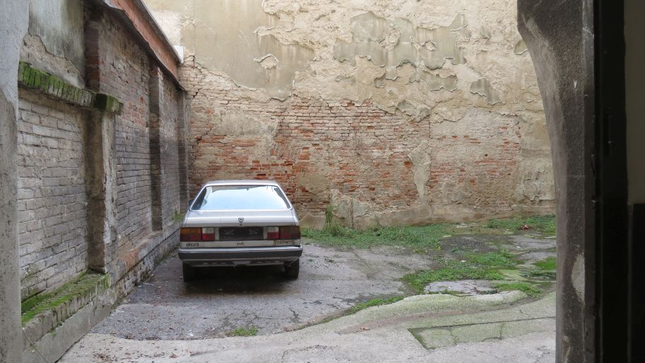 Centar grada, pogled sa stražnje strane (1): Ekskluzivno parkirno mjesto