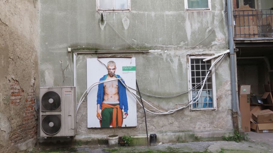 Centar grada, pogled sa stražnje strane (2): Ujedinjene dvorišne boje