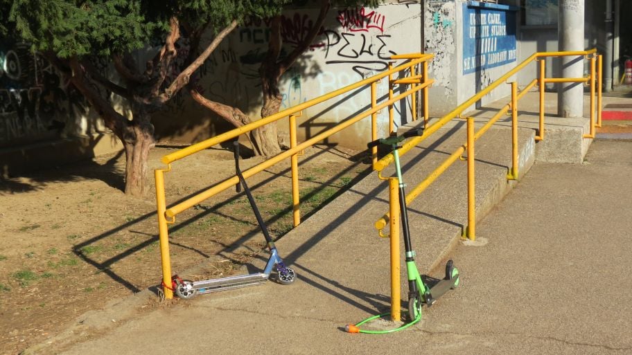 Kad se face parkiraju ispred ulaza …