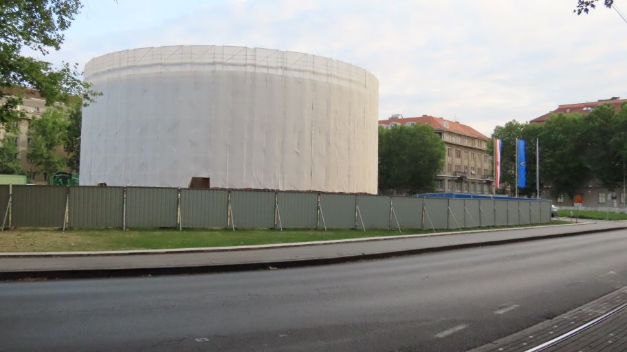 Naftni rezervoar il’ nuklearni reaktor?